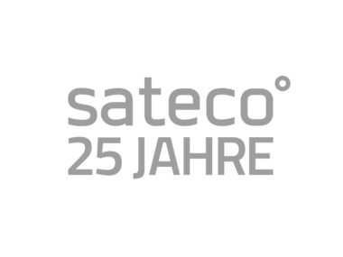 mittelgraues Logo Sateco 25 Jahre auf hellgrauem Grund